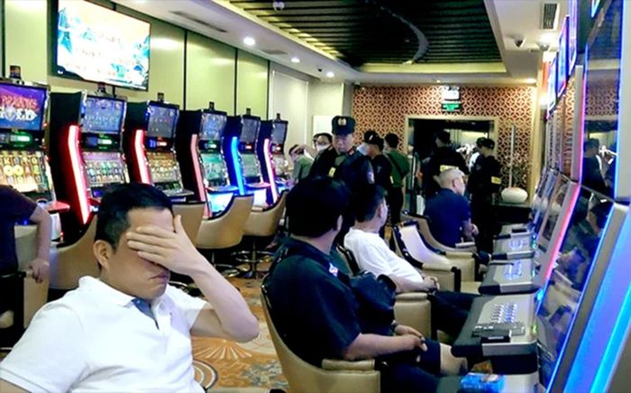 Ngoài Vũ Hà, một nam ca sĩ cũng bị bắt vì đánh bạc ở khách sạn Pullman, số tiền lên đến 112 tỷ đồng