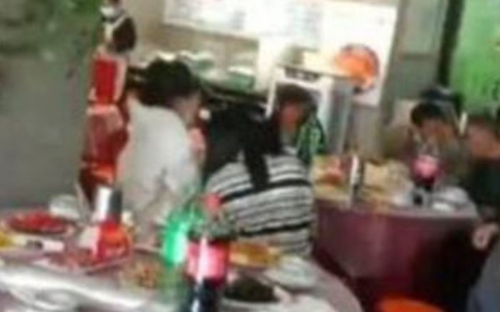 Hẹn hò 1 tháng, tổ chức 20 bàn tiệc mừng con ra đời, người đàn ông sốc nặng khi biết sự thật về đứa bé