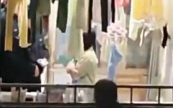 Nữ sinh ở ký túc xá trường học vào đêm khuya, hãi hùng khi nhìn thấy cảnh tượng ngoài ban công