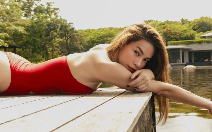 Hồ Ngọc Hà khoe làn da trắng mướt mắt, vô tình lộ một điểm khó ngờ trên body