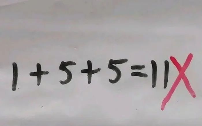 Bài toán '1+5+5=11' bị thầy thẳng tay gạch sai, mẹ đi chất vấn liền quay ngoắt thái độ