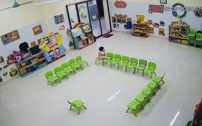 Bé gái ngồi một mình ở lớp mầm non, nghe chuyện đằng sau ai cũng rưng rưng