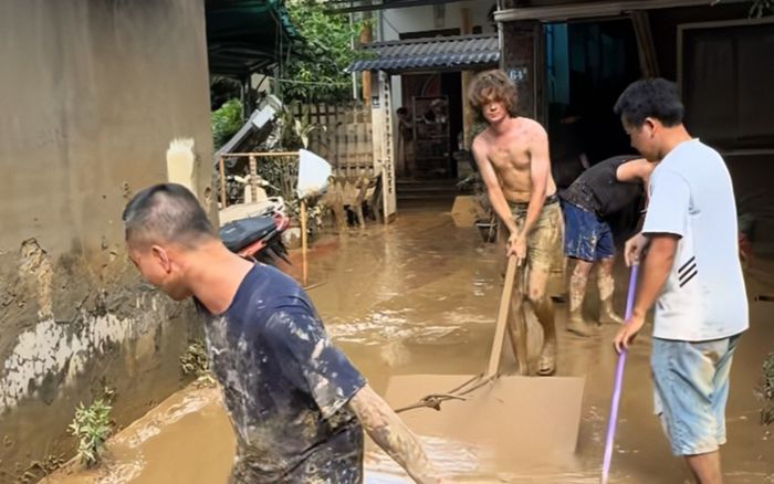 Du khách quốc tế gây sốt với trải nghiệm 'tour dọn lũ'