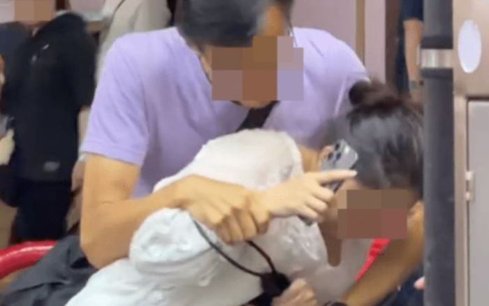 Nam YouTuber túm người phụ nữ trên phố để tỏ tình, khoảnh khắc lan truyền khiến cư dân mạng phẫn nộ