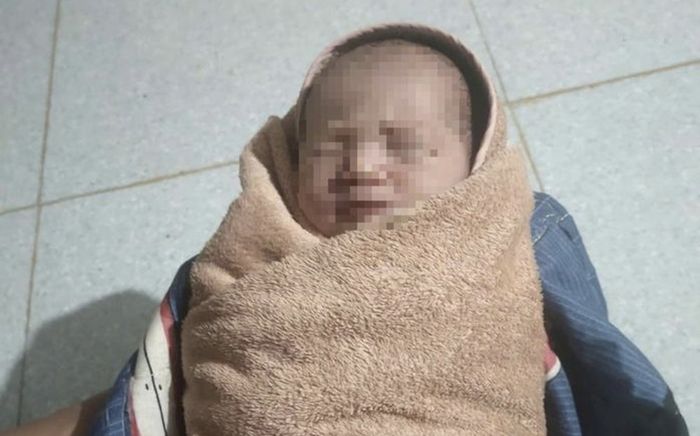 Người mẹ trẻ nhận lại con sau nhiều ngày bỏ rơi, khai lý do gây bất ngờ