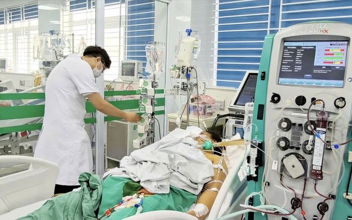 Nữ công nhân nguy kịch phải nhập viện sau trận mưa lũ