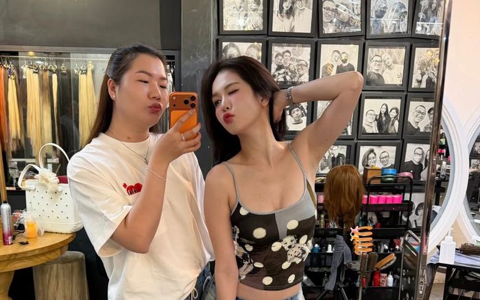 Ngọc Trinh lộ ảnh tình cảm với người thân cận, một chi tiết khiến người xem chú ý