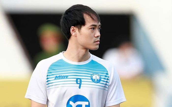 Tình cảnh khó khăn với tiền đạo Văn Toàn