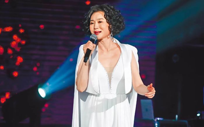 Bàng hoàng nữ ca sĩ qua đời 13 ngày trước, nay mới công bố khiến khán giả tiếc thương