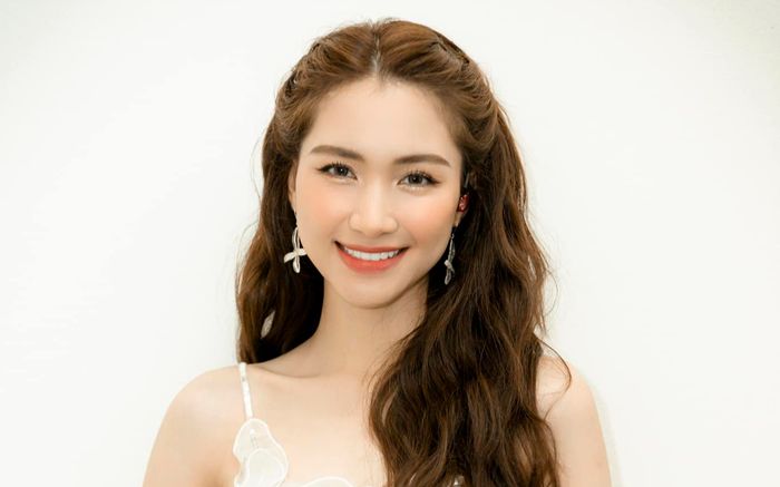 Hòa Minzy chi gần 2 tỷ tậu xế hộp tặng bố mẹ