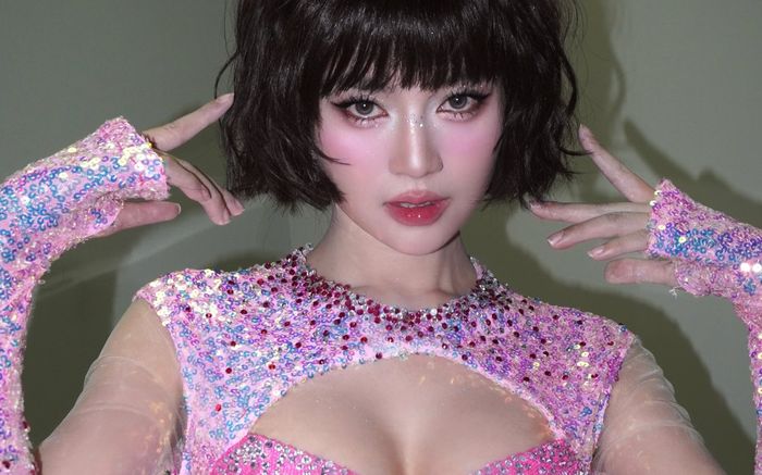 Ninh Dương Lan Ngọc khoe nhan sắc ngọt ngào trong bộ váy ngắn cũn, nhắn nhủ một câu khiến fan rần rần