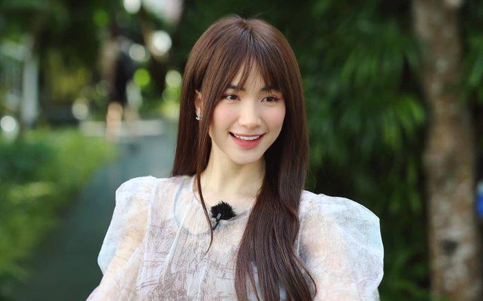 Chiếc điện thoại giá 64 triệu đồng của Hòa Minzy