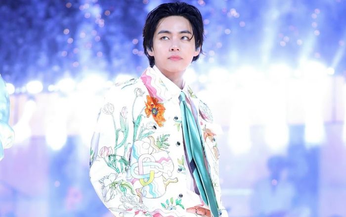 Nam ca sĩ Việt hiếm hoi chụp ảnh cùng V (BTS), nhan sắc chẳng thua kém thành viên nhóm nhạc toàn cầu