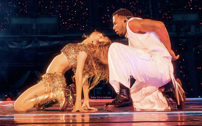 Loạt ảnh hậu trường 'gây choáng' của Lisa (BLACKPINK) trong chuyến lưu diễn đầy thị phi