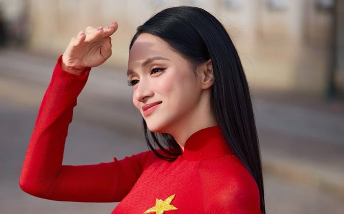 Bị hỏi tại sao không nhường cơ hội thi Miss Universe cho người trẻ, Hương Giang có màn 'nhai mic' khiến ai cũng há hốc mồm