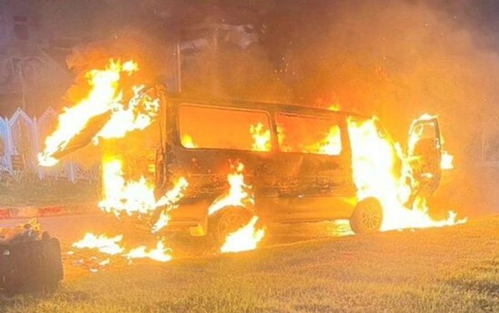 Vừa gọi điện cầu cứu cha khi xe bị hư giữa đường, cô gái kinh hoàng trước cảnh tượng ngay sau đó