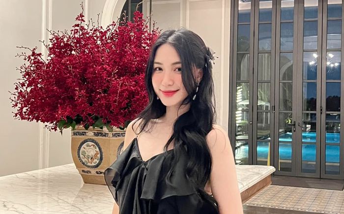 Chiếc đồng hồ giá 122 triệu đồng của Hòa Minzy