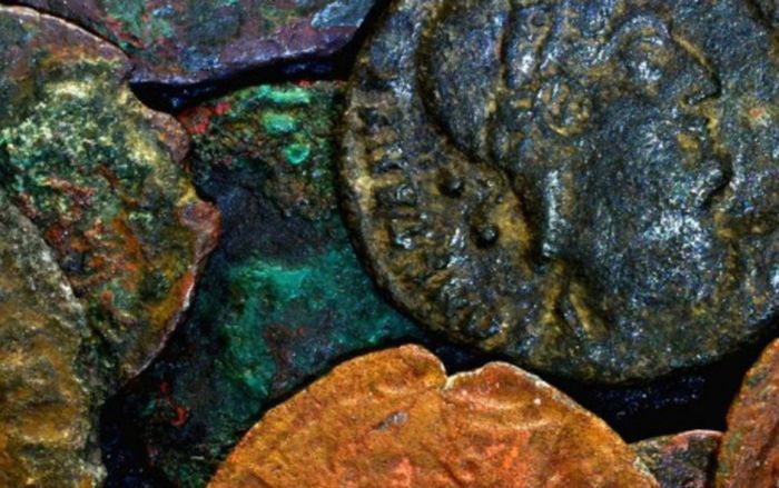 Phát hiện chiếc nồi đồng nặng nằm sâu dưới lòng đất, người đàn ông bàng hoàng sau khi mở ra kiểm tra