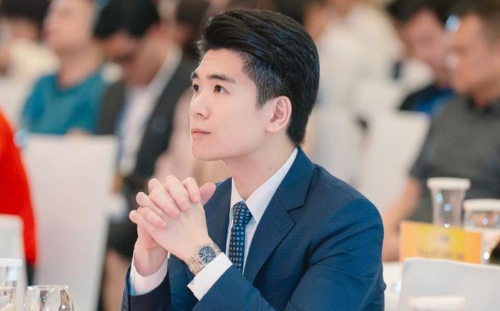 Chiếc đồng hồ tiền tỷ siêu hiếm của con trai bầu Hiển