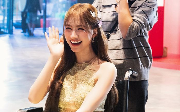 Khán giả lo lắng khi Hòa Minzy phải ngồi xe lăn