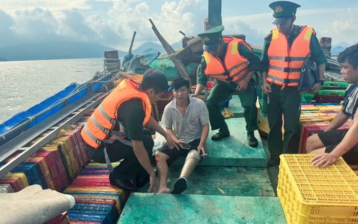 Tàu cá bị chìm sáng nay, 8 ngư dân nhảy xuống thuyền thúng đợi cứu hộ