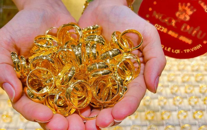Giá vàng hôm nay (4/10): Vàng nhẫn lên ngôi, nhà đầu tư vẫn lo ngại