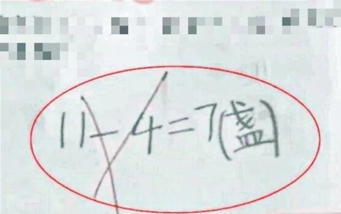 Bài toán 11-4=7 bị chấm sai, cô giáo đưa ra đáp án bằng 11 gây tranh cãi nảy lửa