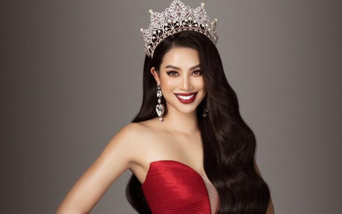 Phạm Hương khiến fan bồi hồi khi đăng ảnh kỷ niệm một thập kỷ đăng quang