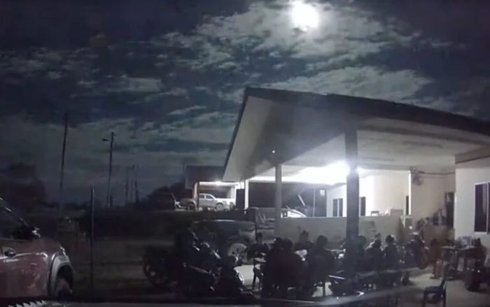 Bầu trời đêm bất ngờ sáng rực kèm tiếng nổ lớn, người dân kinh hãi khi chứng kiến