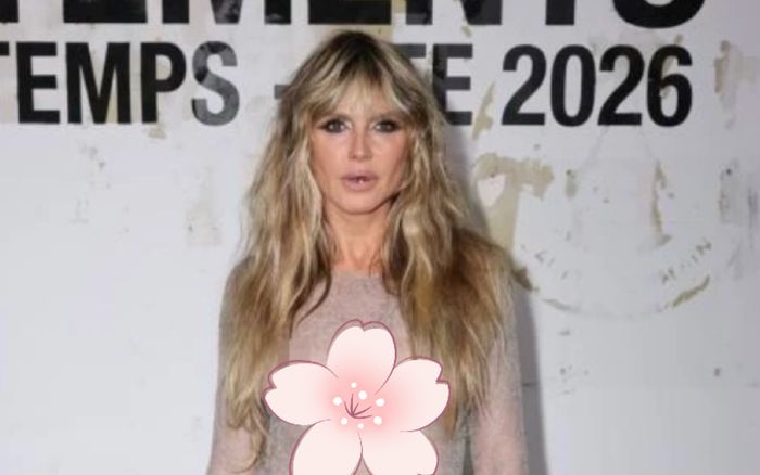 Nữ người mẫu 52 tuổi mặc váy xuyên thấu lộ rõ mồn một cơ thể trên thảm đỏ, một chi tiết làm khán giả 'ngượng chín mặt'