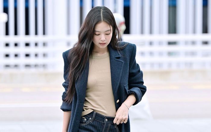 Jennie 'ghi điểm' với phong cách thanh lịch sau loạt ảnh hở bạo