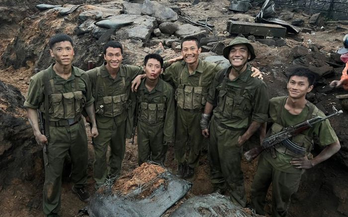 Vợ diễn viên Mưa Đỏ bật khóc nức nở, chuyện gì đây?