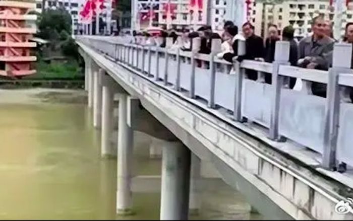 Chú rể đột ngột nhảy sông, bị nước cuốn mất tích trước giờ làm đám cưới