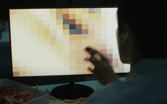 Nam ca sĩ bị chỉ trích vì phân cảnh xem phim 18+