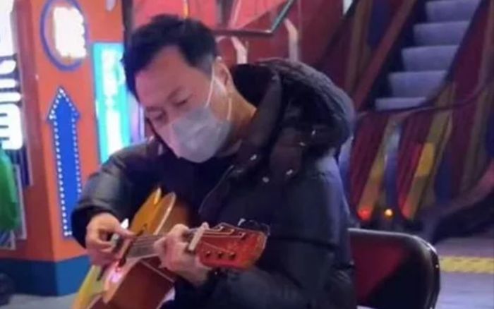 Nam diễn viên nổi tiếng bị bắt gặp bán hàng rong, hát vỉa hè để mưu sinh