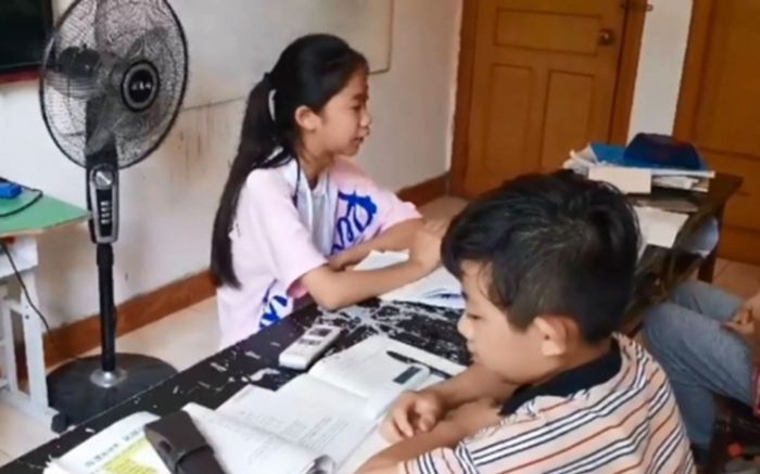 Con mỗi ngày đều mang một thứ ở trường về nhà, mẹ biết được liền tức giận đòi gặp Hiệu trưởng