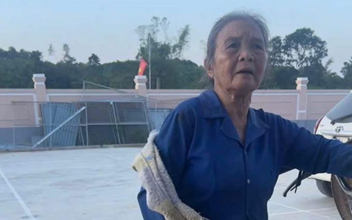 Hành động đẹp của cụ bà 72 tuổi giữa mùa bão lũ gây xúc động mạnh