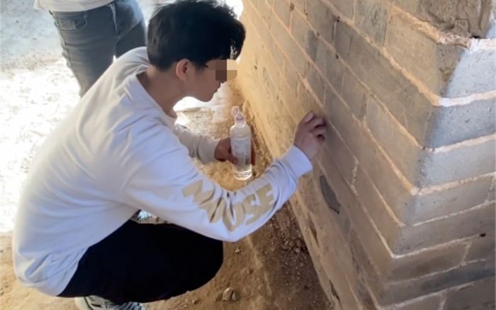 Khắc tên lên Vạn Lý Trường Thành, cặp đôi trẻ bị cảnh sát bắt giữ