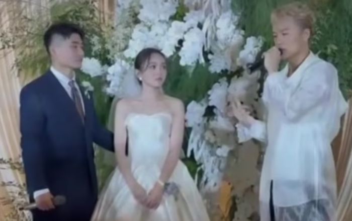 Nam ca sĩ bất ngờ xuất hiện tại đám cưới hát miễn phí, lì xì cô dâu chú rể hơn 3 triệu đồng