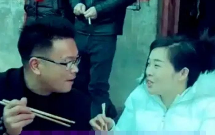 Ăn tiệc bất ngờ gặp lại chồng cũ sau 6 năm, câu nói của người phụ nữ khiến cả bàn 'dậy sóng'