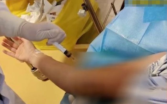 Người phụ nữ bị lở loét sau khi tiêm 100 mũi giảm cân, 57 vết thương trên hai cánh tay