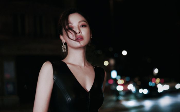 Nữ diễn viên ẵm giải 'Ảnh hậu' Venice diện váy đen ôm sát cơ thể, phô trọn hình thể nóng bỏng ở tuổi 39