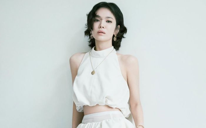 Song Hye Kyo vén nhẹ áo hiếm hoi khoe eo thon, mái tóc ngắn và làn da trắng sáng chiếm trọn spotlight