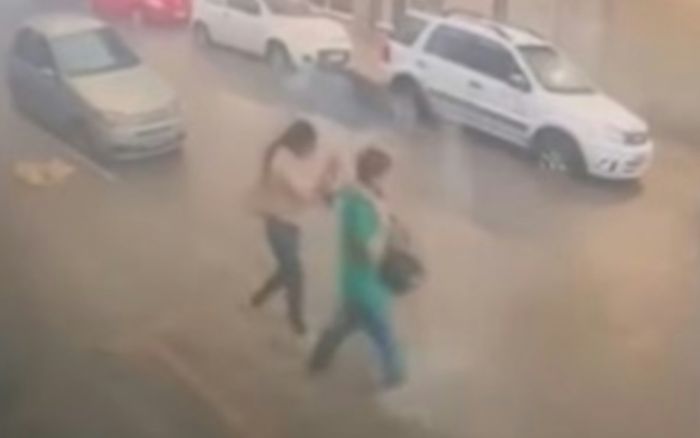 Nữ sinh bị điện giật tử vong khi lội nước để đến lớp học