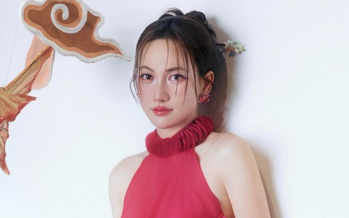 Dụi mắt 10 lần mới nhận ra 'nàng thơ' của Trấn Thành: U35 mà đẹp xuất thần, diện yếm khoe xương quai xanh chẳng khác gái 18