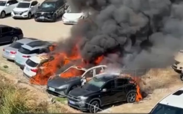 7 ô tô đồng loạt bốc cháy ngùn ngụt ở bãi đỗ xe, cảnh tượng khiến người dân bàng hoàng