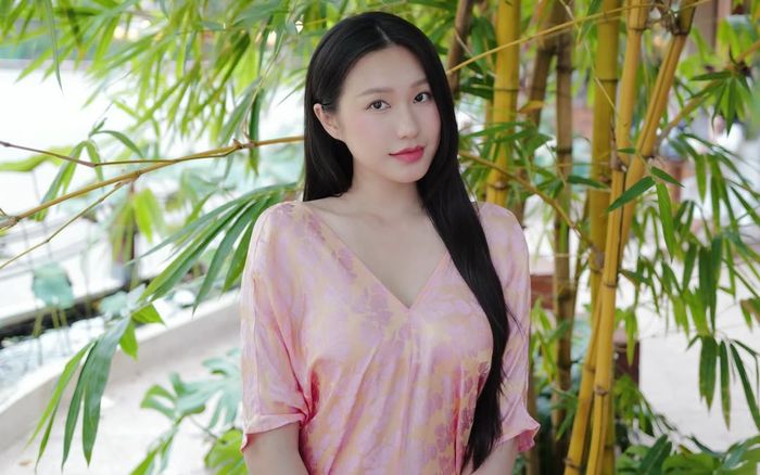 Doãn Hải My hiếm hoi diện outfit già trước tuổi, dáng váy dễ dàng 'nuốt chửng' thân hình người mặc
