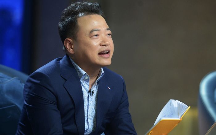 Công an xuất hiện tại tòa nhà có trụ sở công ty của Shark Bình trong đêm