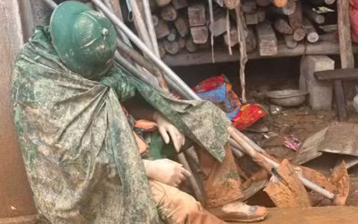 Khoảnh khắc lay động triệu trái tim của người chiến sĩ trong bộ đồ lấm lem sau hàng giờ cứu hộ