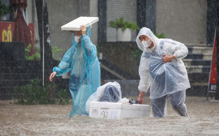 Mưa lớn và ngập sâu, nhiều trường Hà Nội ra thông báo khẩn